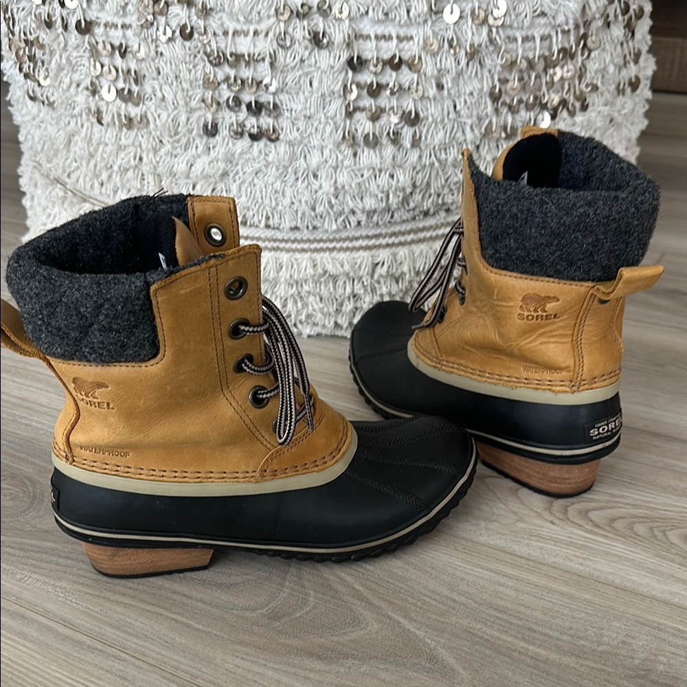 Sorel Tan and Black slimpack II winter waterproof boots size 8.5